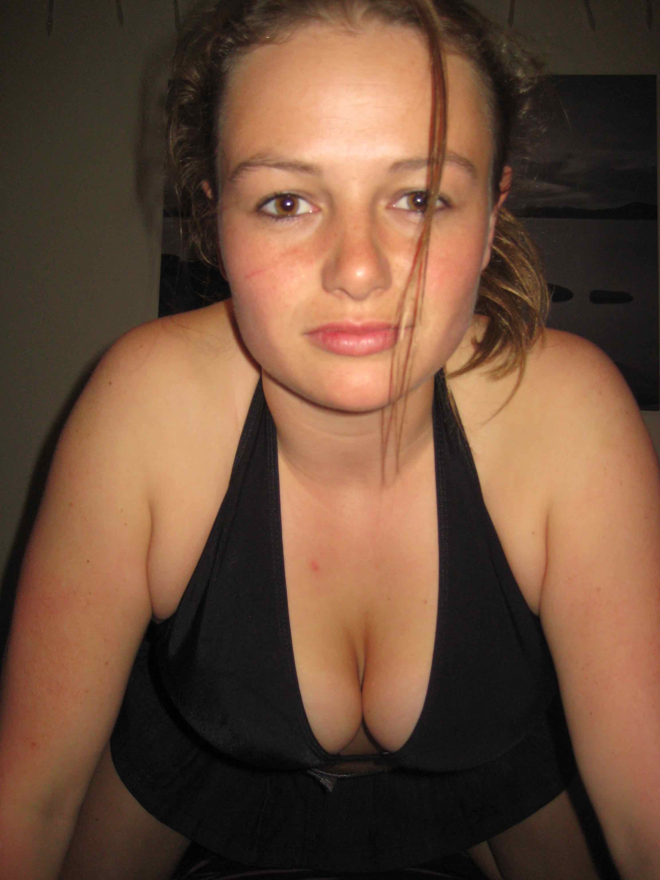 Amateur Girlfriend Shelly with Big Tits pic image