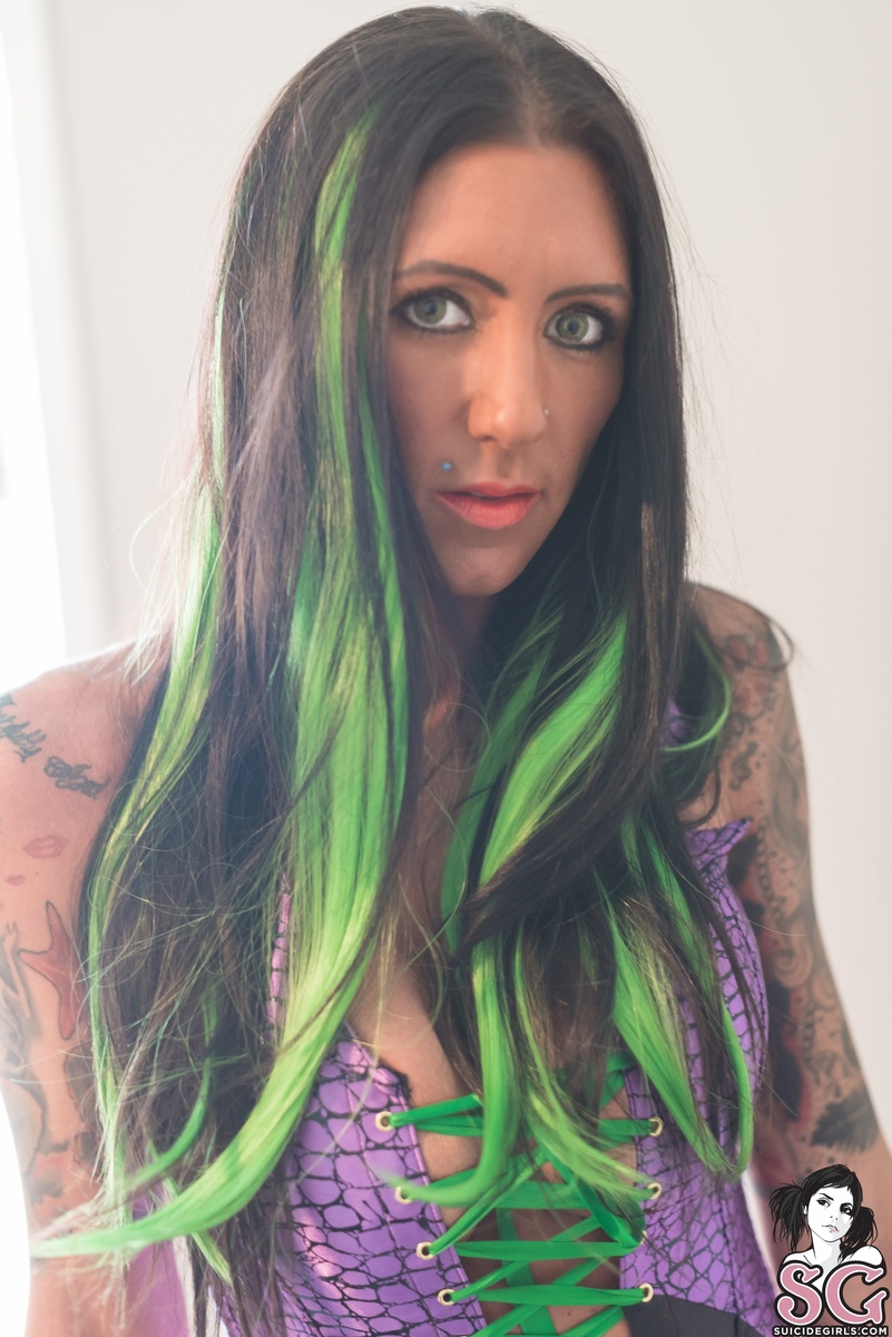 Shaved Mature Brunette MILF Mania with Green Hair - TGP gallery #391013